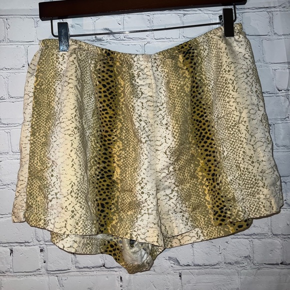 victoria’s secret yellow & tan cheetah print shorts size M - Picture 2 of 5